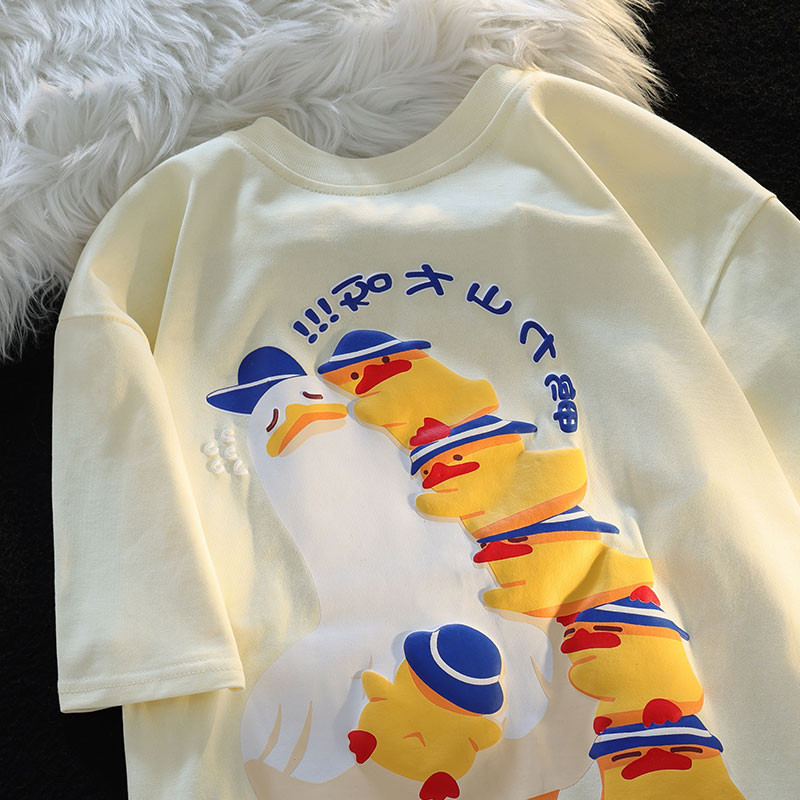 【จัดส่งจากประเทศไทย】เสื้อคู่แขนสั้นพิมพ์ลายลูกเป็ดน่ารักสไตล์ญี่ปุ่นที่หวานและเท่ คอกลม ผ้าเนื้อนุ่ม สวมใส่สบาย