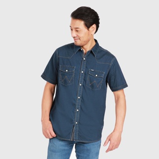 WRANGLER เสื้อเชิ้ตแขนสั้นผู้ชาย คอลเลคชั่น POPPER REGULAR รุ่น WR S223MSHSN22 - สียีนส์ แรงเลอร์ เชิ้ต เสื้อเชิ้ต เสื้อผ้าผู้ชาย