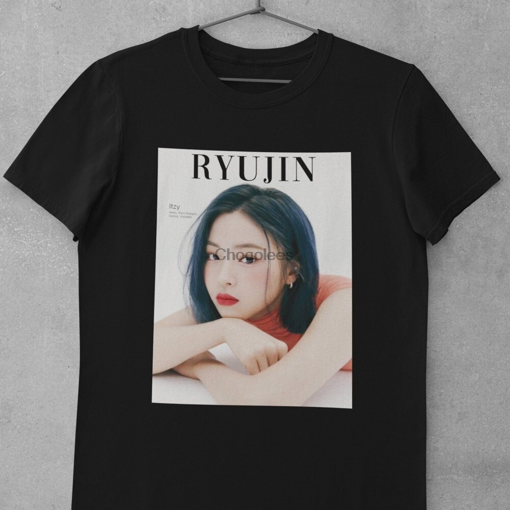 แฟชั่น เสื้อแฟชั่นผญ เสื้อเชิ้ต Ryujin Itzy Itzy กราฟิก Tshirt Ryujin Itzy Kpop เสื้อเชิ้ตปกนิตยสารส