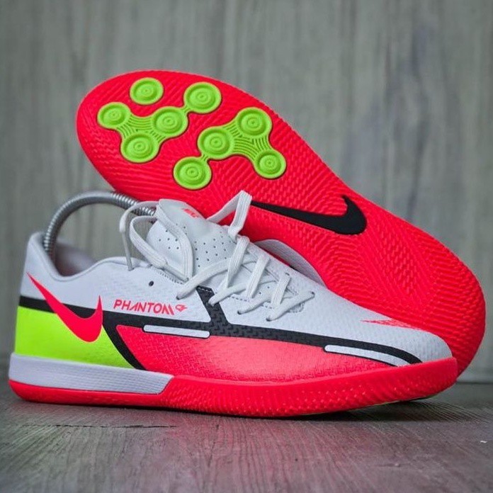 Sepatu Futsal Nike Phantom GT2 Academy สีขาว Bright Crimson IC ลำลอง