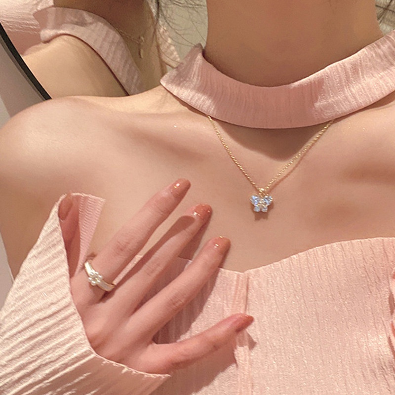 COD พร้อมส่ง-สร้อยคอผีเสื้อมินิที่มีสีสันประดับเพชรหรูหราเกาหลีแฟชั่นจี้สำหรับผู้หญิงเข้ากับทุกการแต่งกาย-a.one