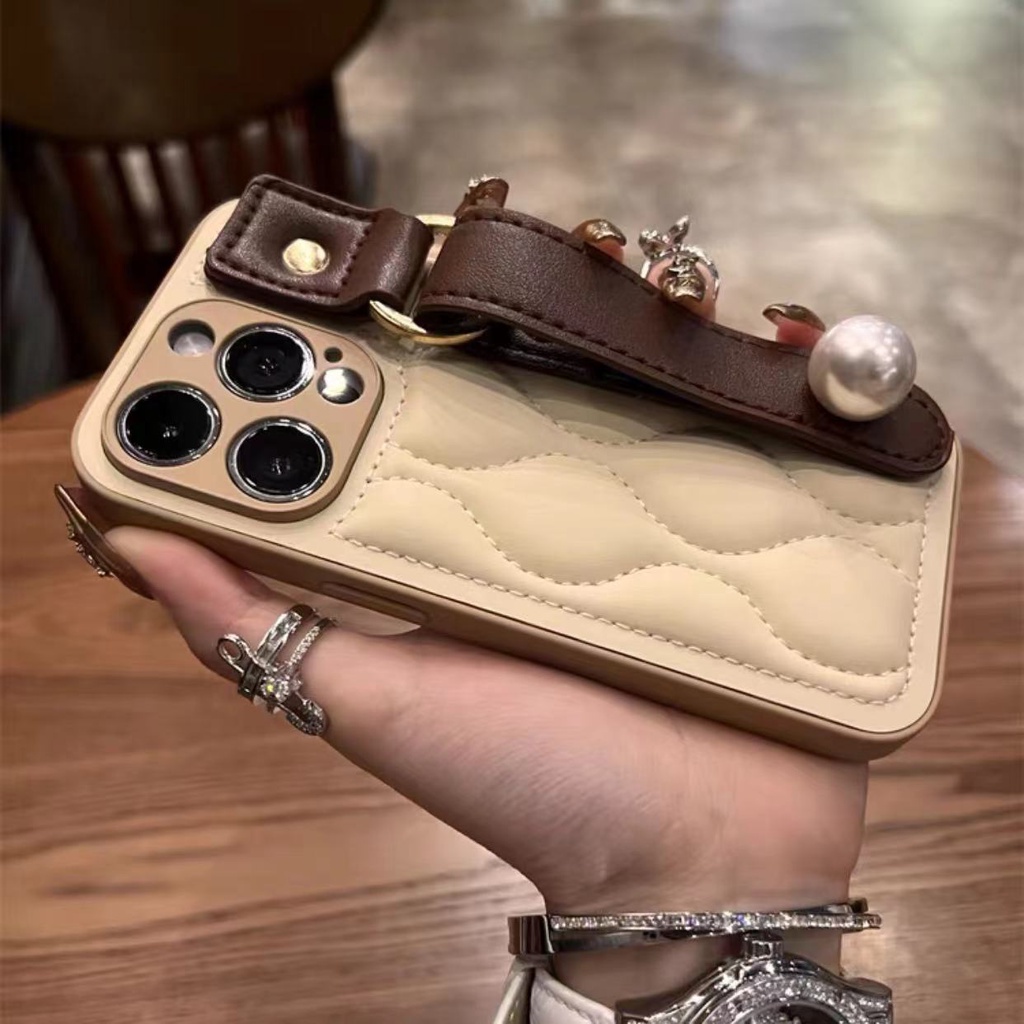 เคสโทรศัพท์มือถือแบบแข็ง กันกระแทก กันรอยเลนส์กล้อง ประดับมุก พร้อมสายคล้องข้อมือ หรูหรา สําหรับ iPhone15 14 13 12 11 Pro MAX IXS MAX XR XS 7 8 Plus
