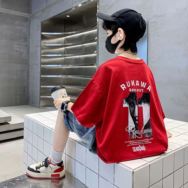 ใหม่ เสื้อยืดแขนสั้น ผ้าฝ้ายแท้ พิมพ์ลาย ทรงหลวม สไตล์ฮ่องกง สําหรับเด็กผู้ชาย