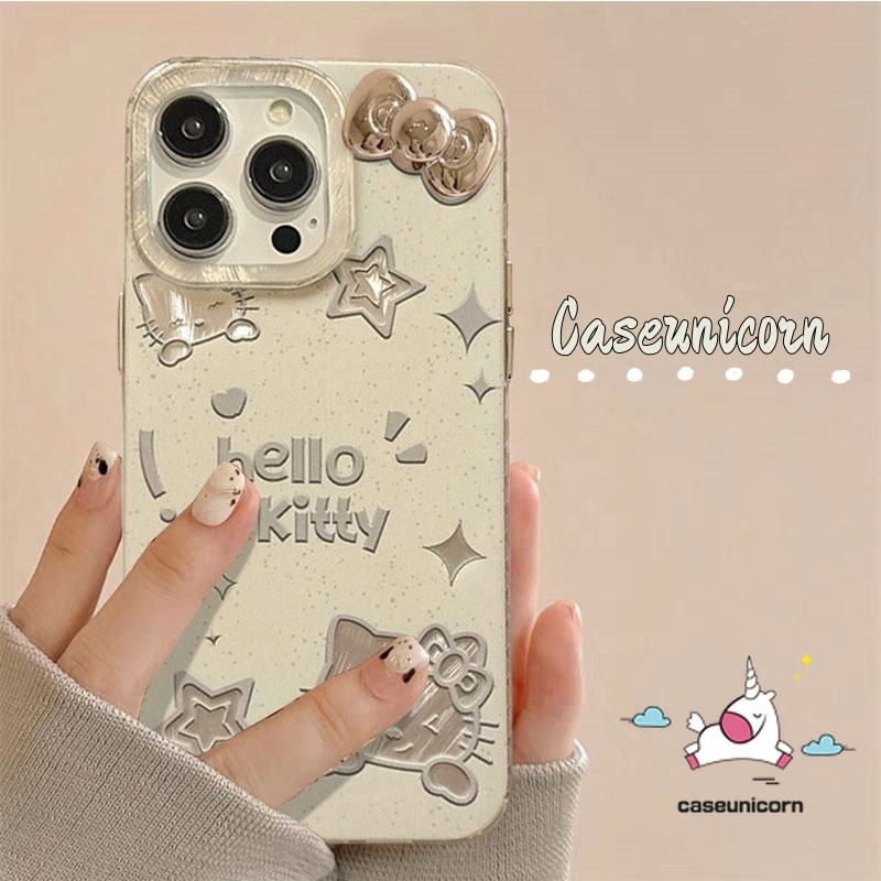 น่ารัก Hello Kitty การ์ตูนภาษาอังกฤษ Graffiti DIY 3D ตุ๊กตาโบว์สําหรับ IPhone 11 14 15 16 12 13 Pro Max 7Plus XR X 16 15 8 7 6s Plus XS Max SE 2020 หรูหรา Feather เส้นด้ายกรณี