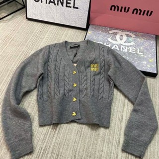 Miu MIU เสื้อคาร์ดิแกน คอวี ผ้าถัก สามมิติ สไตล์ใหม่ เหมาะกับฤดูใบไม้ร่วง