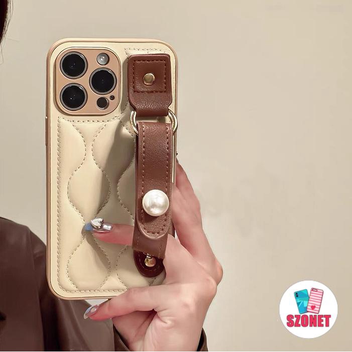 เคสโทรศัพท์มือถือ แบบนิ่ม กันกระแทก ป้องกันเลนส์กล้อง ประดับไข่มุก พร้อมสายคล้องข้อมือ หรูหรา สําหรับ iPhone 15 14 13 12 11 Pro Max 15 Plus