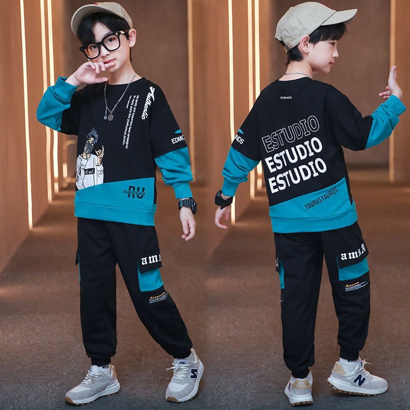 พร้อมสต็อก 120-160 ซม. ฤดูใบไม้ผลิฤดูใบไม้ร่วงสไตล์เด็กเสื้อสเวตเตอร์ลําลอง กางเกงวอร์ม ชุดเกาหลีรุ่นขนาดกลางขนาดใหญ่ชายหลวมกีฬาชุดสองชิ้น