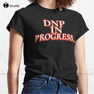 ใหม่ เสื้อยืด ผ้าฝ้าย พิมพ์ลาย DNP In progress 4 Classic สําหรับผู้ชาย S5xl