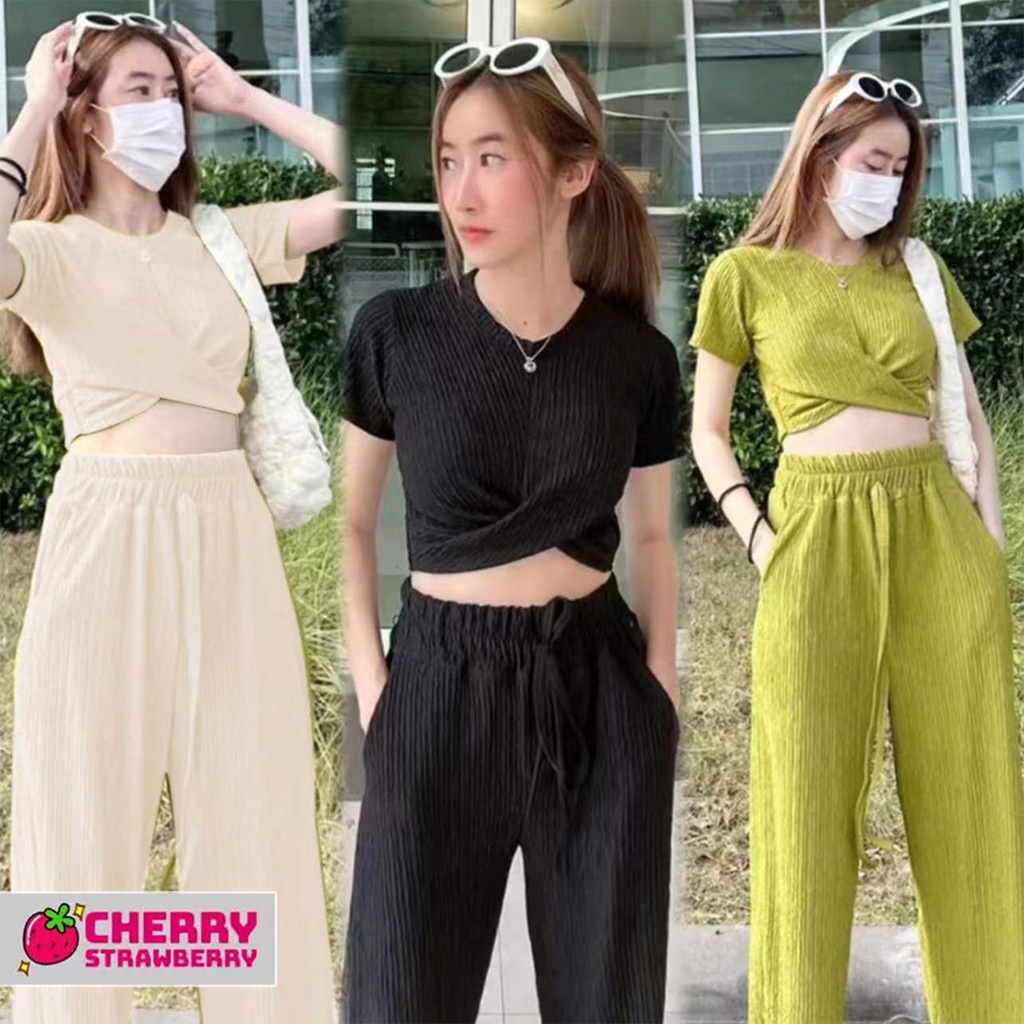 Set 2 ชิ้น เสื้อคอกลมแขนสั้นทรงครอป มาพร้อมกางเกงขายาว เอวยางยืด มีสายรูดผูกเอว มีกระเป๋าล้วงข้าง