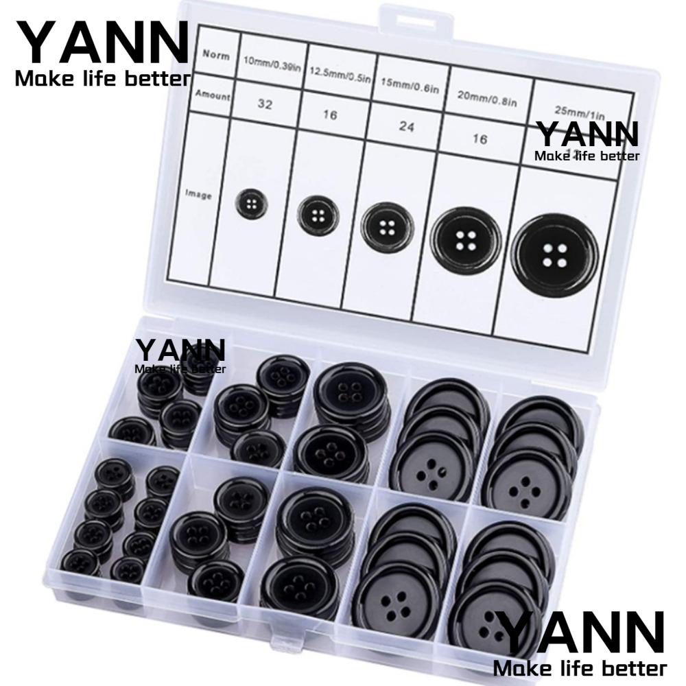 Yann1 กระดุมเรซิ่น ทรงกลม 4 รู 4 รู ขนาด 10 มม. 12.5 มม. 15 มม. 20 มม. 25 มม. สีดํา สําหรับเย็บผ้า ตกแต่งวันหยุด 100 ชิ้น