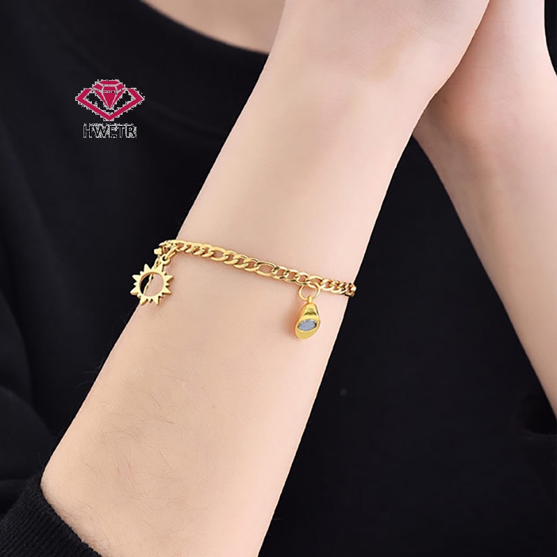 Hwetr สร้อยข้อมือสเตนเลส แม่เหล็ก รูปดวงจันทร์ ดวงอาทิตย์ หัวใจ ไม่ซีดจาง เรียบง่าย สไตล์ฮิปฮอป สําหรับคู่รัก แฟนสาว เครื่องประดับมือใหม่ 2 ชิ้น
