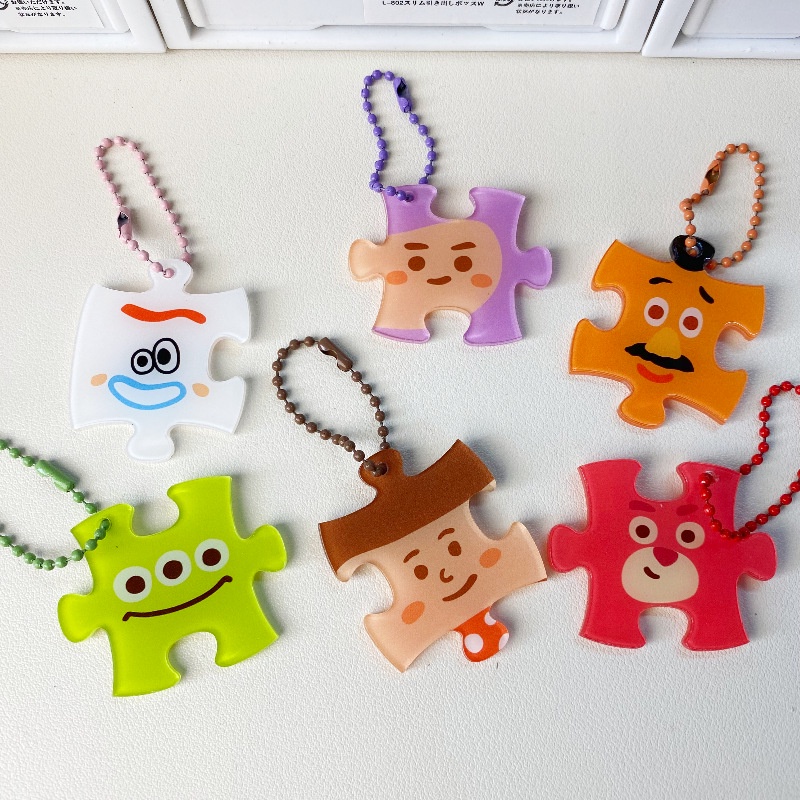 Creative Toy Story สตรอเบอร์รี่หมีปริศนาพวงกุญแจอะคริลิคกระเป๋าเป้สะพายหลังจี้พวงกุญแจการ์ตูน