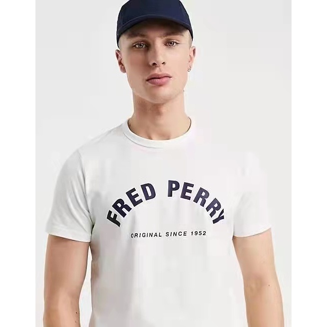 💟 【NEW】Fred PERRY ใหม่ เสื้อยืดลําลอง ผ้าฝ้าย แขนสั้น พิมพ์ลายตัวอักษร สําหรับผู้ชาย เสื้อยืดผู้ชาย