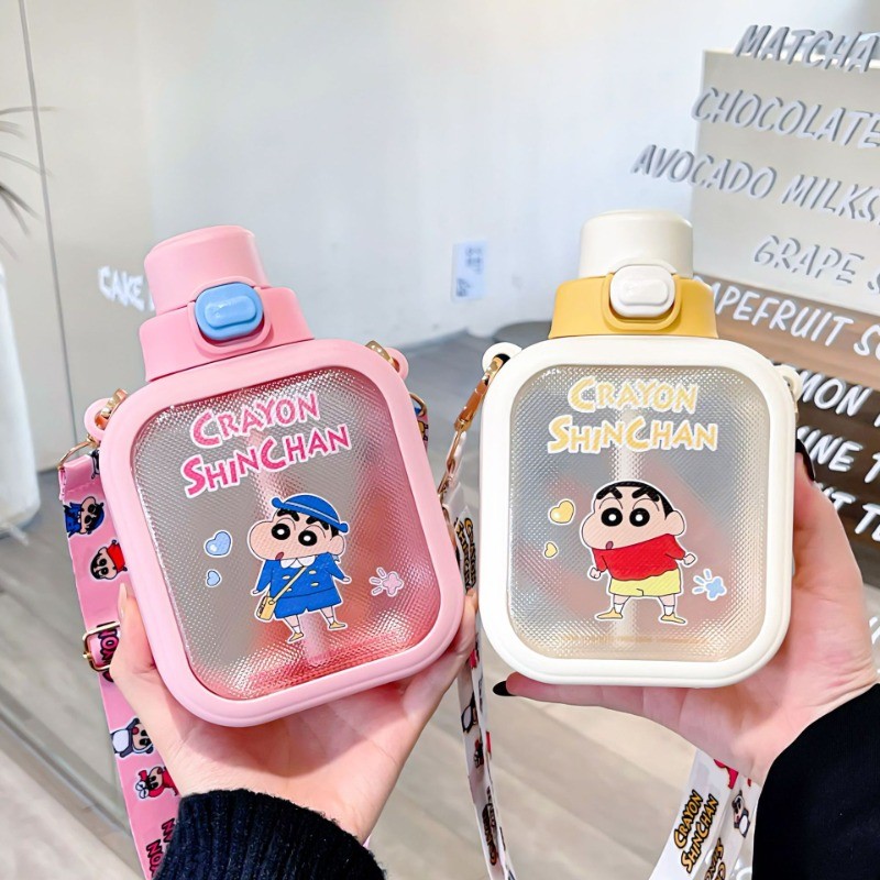 ถ้วยน้ํา Kuromi 2025 สไตล์ใหม่ Crayon Shin-Chan ขวดน้ําพร้อมฟาง Crossbody เด็กนักเรียนถ้วยพลาสติกสี่เหลี่ยมแบบพกพา