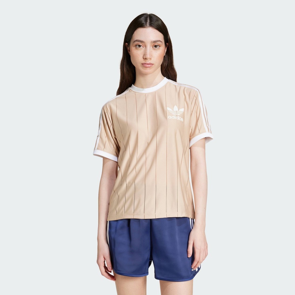 adidas ไลฟ์สไตล์ เสื้อยืดลายทาง Adicolor 3-Stripes ผู้หญิง สีเบจ IY7232