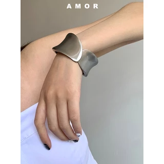 สร้อยข้อมือเนื้อฝ้า ดีไซน์หัวเข็มขัดขอบกว้าง ดีไซน์นิช