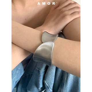 สร้อยข้อมือเนื้อฝ้า ดีไซน์หัวเข็มขัดขอบกว้าง ดีไซน์นิช