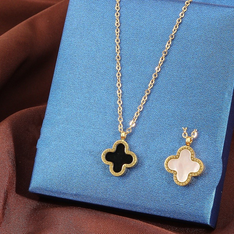 เครื่องประดับ สร้อยคอโซ่เหล็กไทเทเนียม ชุบทอง 18K จี้ใบโคลเวอร์สี่แฉก มีสองด้าน สีดํา และสีขาว สไตล์ยุโรป และอเมริกา  ของขวัญ