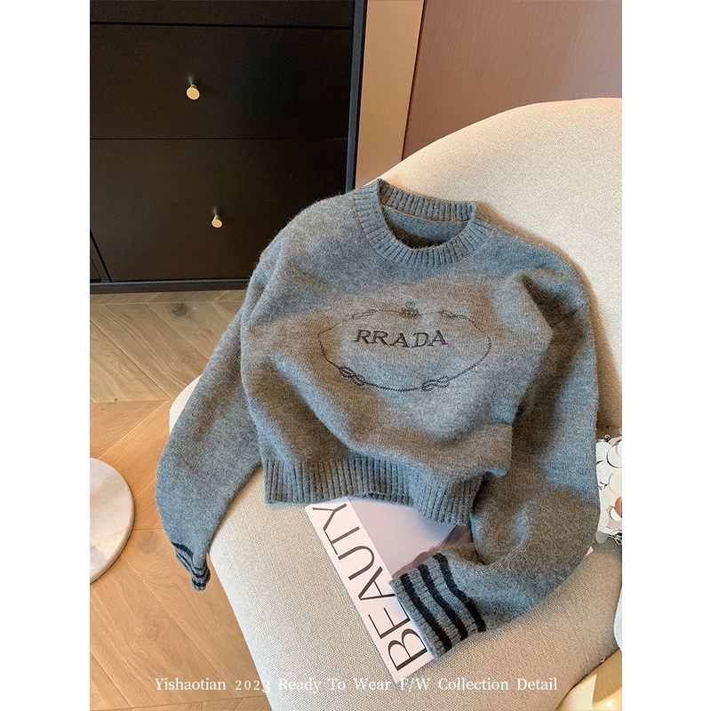 เสื้อกันหนาวลําลอง คอกลม แขนสั้น ปักลายตัวอักษร สีเทา สไตล์ตะวันตก เข้ากับทุกการแต่งกาย สําหรับสตรี 2023