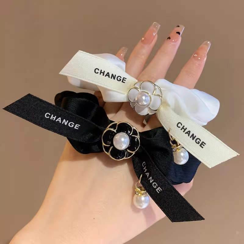 Retro Scrunchy เชือกผมยืดหยุ่นสูงสไตล์ Camellia Pearl สำหรับสุภาพสตรี