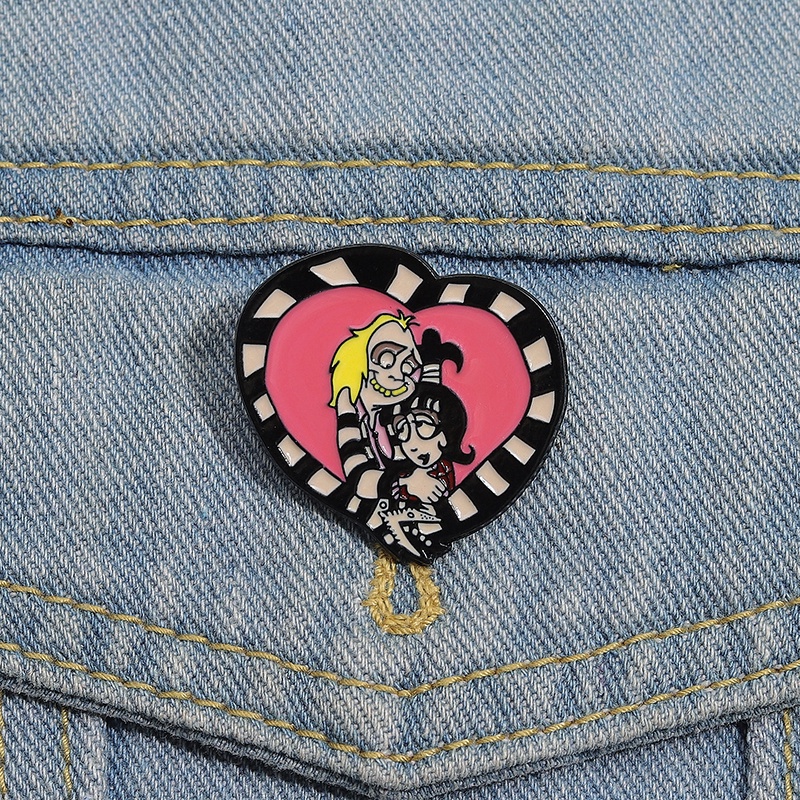 เครื่องประดับ เข็มกลัด รูปหัวใจ ลายอนิเมะ Beetlejuice Lydia Enamel Pin เหมาะกับของขวัญ สําหรับตกแต่งกระเป๋าเป้สะพายหลัง