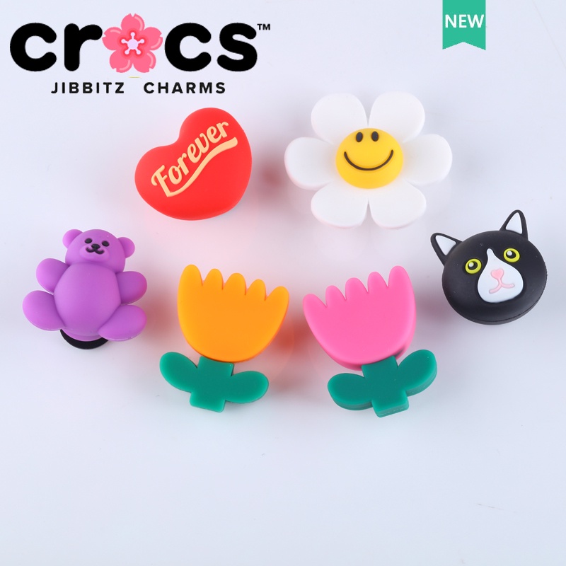 jibbitz crocs แท้ กระดุมหัวเข็มขัด รูปดอกไม้ และหัวใจ อุปกรณ์เสริม สําหรับรองเท้า crocs