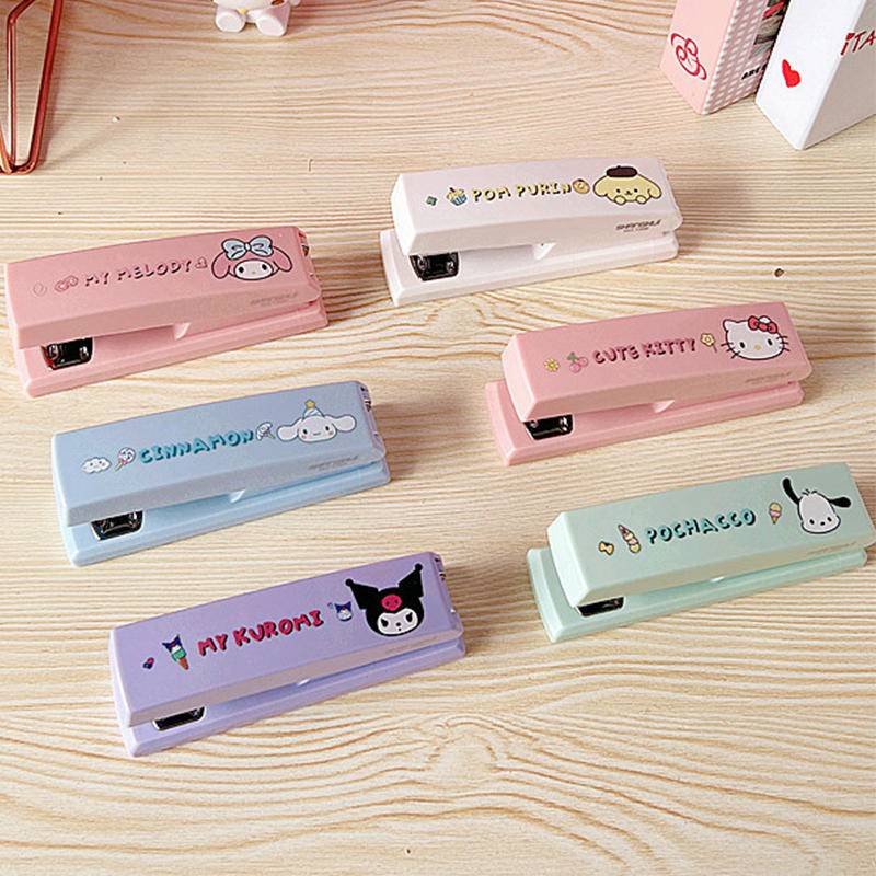 เครื่องเย็บกระดาษ ลายการ์ตูนอนิเมะ Sanrio Mymelody Kuromi Cinnamoroll Pom Pom Purin Pochacco สําหรับนักเรียน สํานักงาน 2023