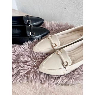 Meeer Classy Loafer รองเท้าคัตชูหัวแหลมทู่ แต่งอะไหล่ด้านหน้า หนังเรียบ ส้นแบน รหัส 660440