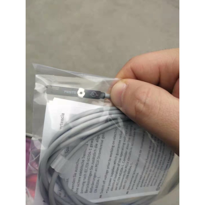 Festo FESTO สวิตช์เซนเซอร์กระบอกแม่เหล็ก SME-8M-ZS-24V-K-2,5-OE 543872