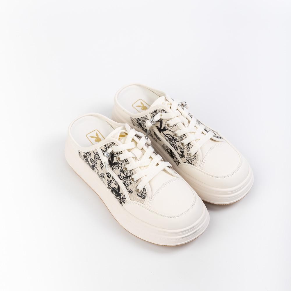 PLAYBOY Mule Sneakers รองเท้าผ้าใบเปิดส้น  รุ่น ST-H244C1194-WH (เท้าอูมควร+1ไซส์) ดีไซน์ลายกราฟฟิคโลโก้ แต่งสายเชือกรอง