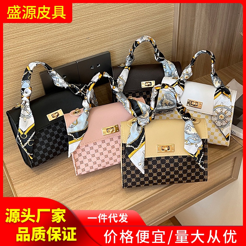 [พร้อมส่ง] กระเป๋าผ้าเคลลี่ ลายเฉียง หวานแหวว