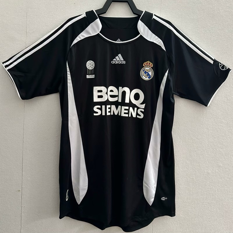 เสื้อกีฬาแขนสั้น ลายทีมฟุตบอล Real Madrid Away 06-07 Real Madrid Away AAA สีดํา สไตล์วินเทจ สําหรับผู้ชาย ไซซ์ S-XXL
