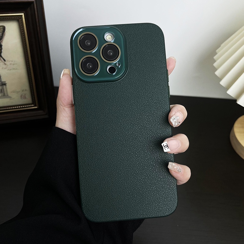 [เคสแข็ง] เคสป้องกันลายลิ้นจี่พรีเมี่ยมเหมาะสําหรับ iPhone16 16promax 16pro 16plus 12 13 14 15 Series Crystal Precision Hole Protection พร้อมเลนส์ฟิล์มป้องกัน Shock-Proof เคสโทรศัพท์กันกระแทกมรกตยาว Peak Blue Dark