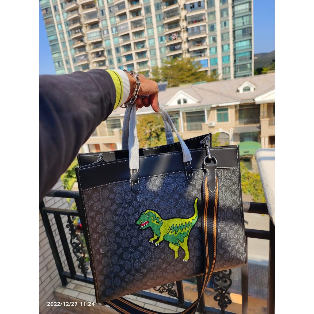 Field Tote 40 In Signature Canvas With Rexy CF077 ผู้ชาย ผู้หญิง กระเป๋าสะพายข้าง Coac h กระเป๋าช้อปปิ้ง ความจุสูง