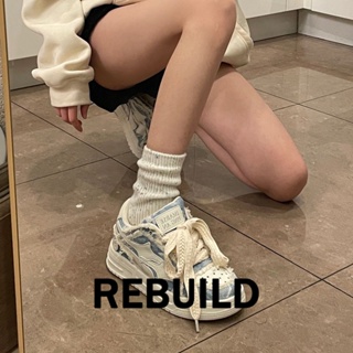 REBUILD รองเท้าผ้าใบผู้หญิง สีขาว พื้นหนา รองเท้าผ้าใบส้นสูงส้นหนา รองเท้าแฟชั่น ผูกเชือก 2023 NEW 36Z230907