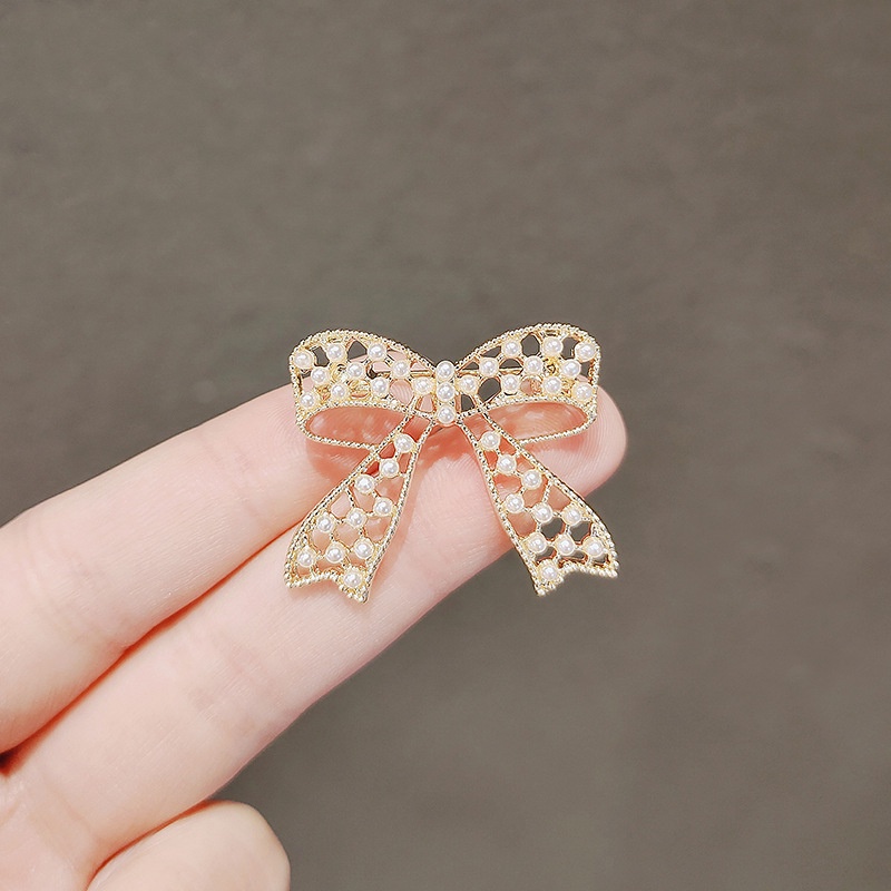 High-end Hollow Bow เข็มกลัดหญิงแฟชั่นหรูหราเลียนแบบ Pearl Pin เข็มกลัด Anti-glare หัวเข็มขัดชุดอุปกรณ์เสริม