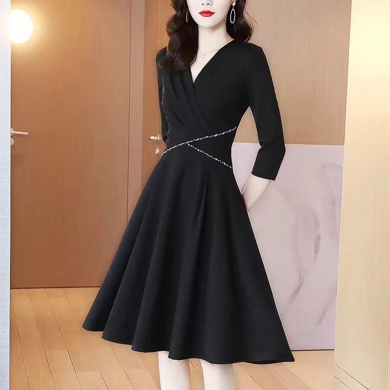 พร้อมส่ง✨ ชุดเดรสทำงานสไตล์เกาหลีสีดำหรูหราและสะดวกสบาย ชุดเดรสย้อนยุคอารมณ์ระดับไฮเอนด์คอวีแขนสามใ