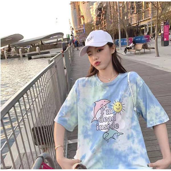 YUI เสื้อยืดโอเวอร์ไซส์สีมัดย้อมรูปโลมา สไตล์เกาหลี #Loma
