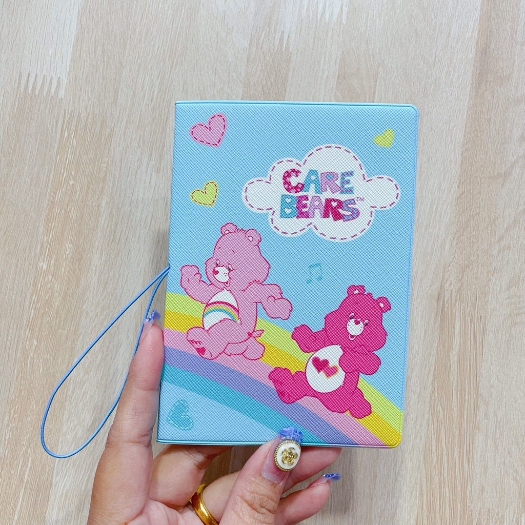 ‍✈️ สมุดพาสปอร์ต น่ารัก ลาย CAREBEAR งานหนัง pu มีช่องใส่บัตร ใส่ boading pass หลายช่อง พร้อมเชือกรัดสมุด ขนาด 14×10 cm