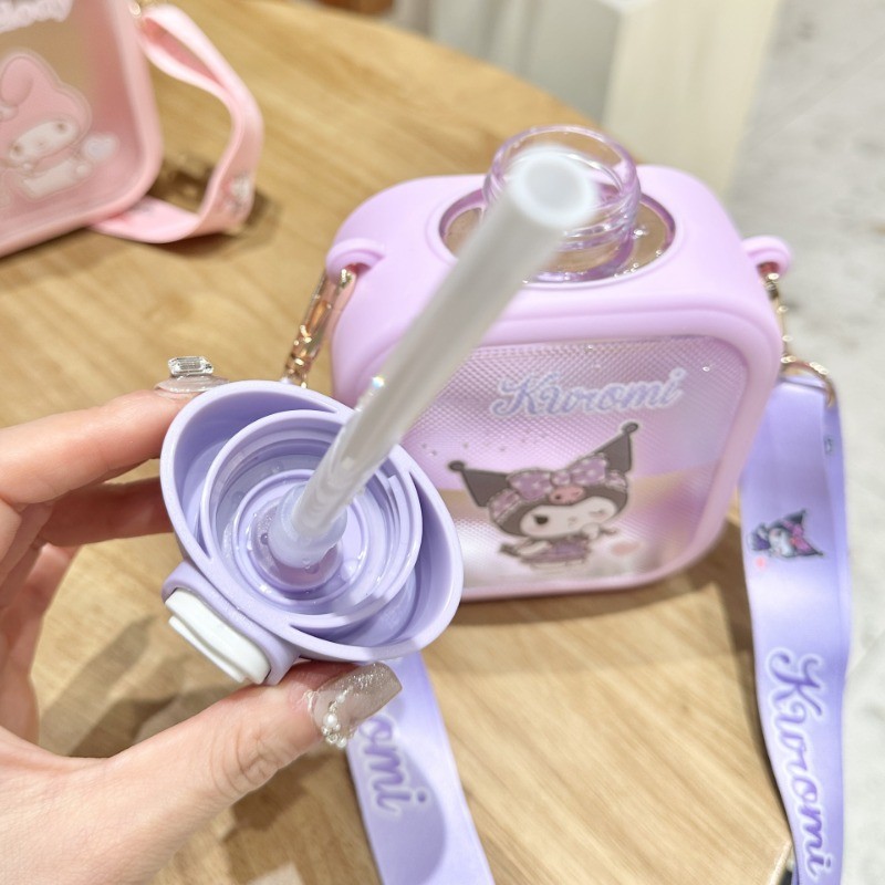 ถ้วยน้ํา Kuromi 2025 สไตล์ใหม่ Crayon Shin-Chan ขวดน้ําพร้อมฟาง Crossbody เด็กนักเรียนถ้วยพลาสติกสี่เหลี่ยมแบบพกพา