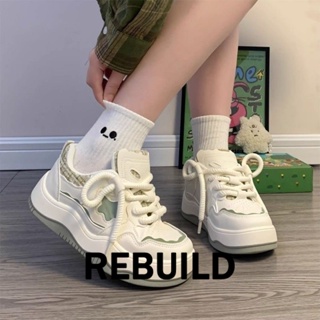 REBUILD รองเท้าผ้าใบผู้หญิง สีขาว พื้นหนา รองเท้าผ้าใบส้นสูงส้นหนา รองเท้าแฟชั่น ผูกเชือก 2023 NEW FYD23904UY 36Z230906