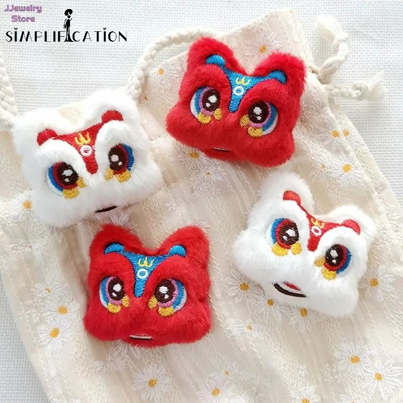 1 ชิ้น น่ารัก แฟชั่น ตุ๊กตา สีแดง สีขาว ตุ๊กตาสิงโต ตกแต่ง สําหรับสุ่ม DIY น่ารัก หวาน เข็มกลัด หมวก