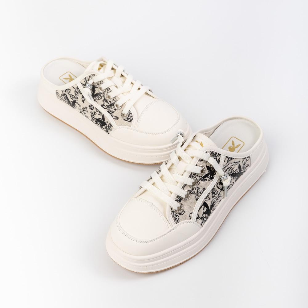 PLAYBOY Mule Sneakers รองเท้าผ้าใบเปิดส้น  รุ่น ST-H244C1194-WH (เท้าอูมควร+1ไซส์) ดีไซน์ลายกราฟฟิคโลโก้ แต่งสายเชือกรอง
