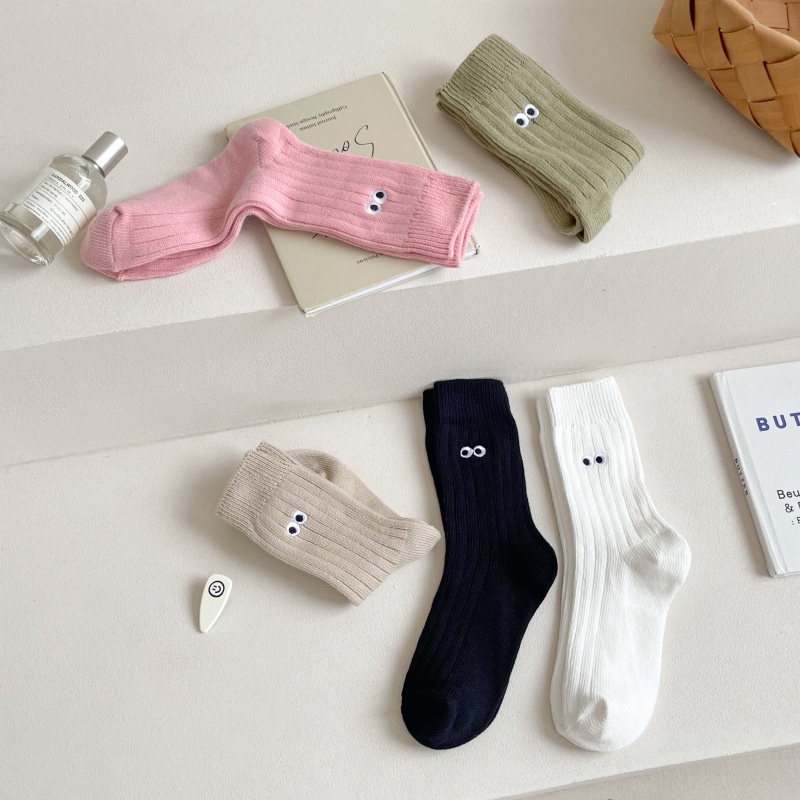 ถุงเท้า ผ้าฝ้ายแท้ แบบหนา ปักลายการ์ตูน สีพื้น แบบเรียบง่าย แฟชั่นฤดูใบไม้ร่วง และฤดูหนาว สไตล์เรโทร สําหรับผู้หญิง