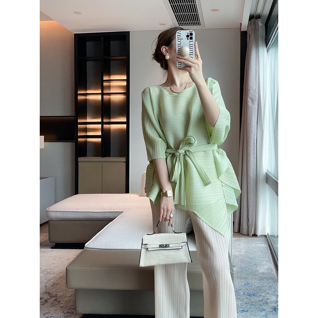 มิยาเกะ จีบ 2023 ฤดูร้อนจีบด้านบนไม่สม่ําเสมอจีบแขนสั้นหลวมกลางความยาวเสื้อยืดคอกลม
