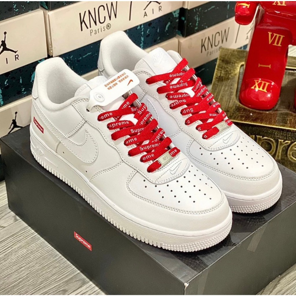 nike Nike Air Force 1 รองเท้าผ้าใบ SuperME สีขาว รองเท้า Superstar แบบผูกเชือกสีแดง รองเท้าผ้าใบ Su