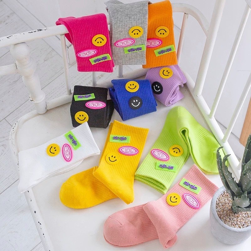 DERNDI ถุงเท้ายาว แนวสตรีท มีตัวติด ถุงเท้าข้อยาว sirqlo มีหลายสี