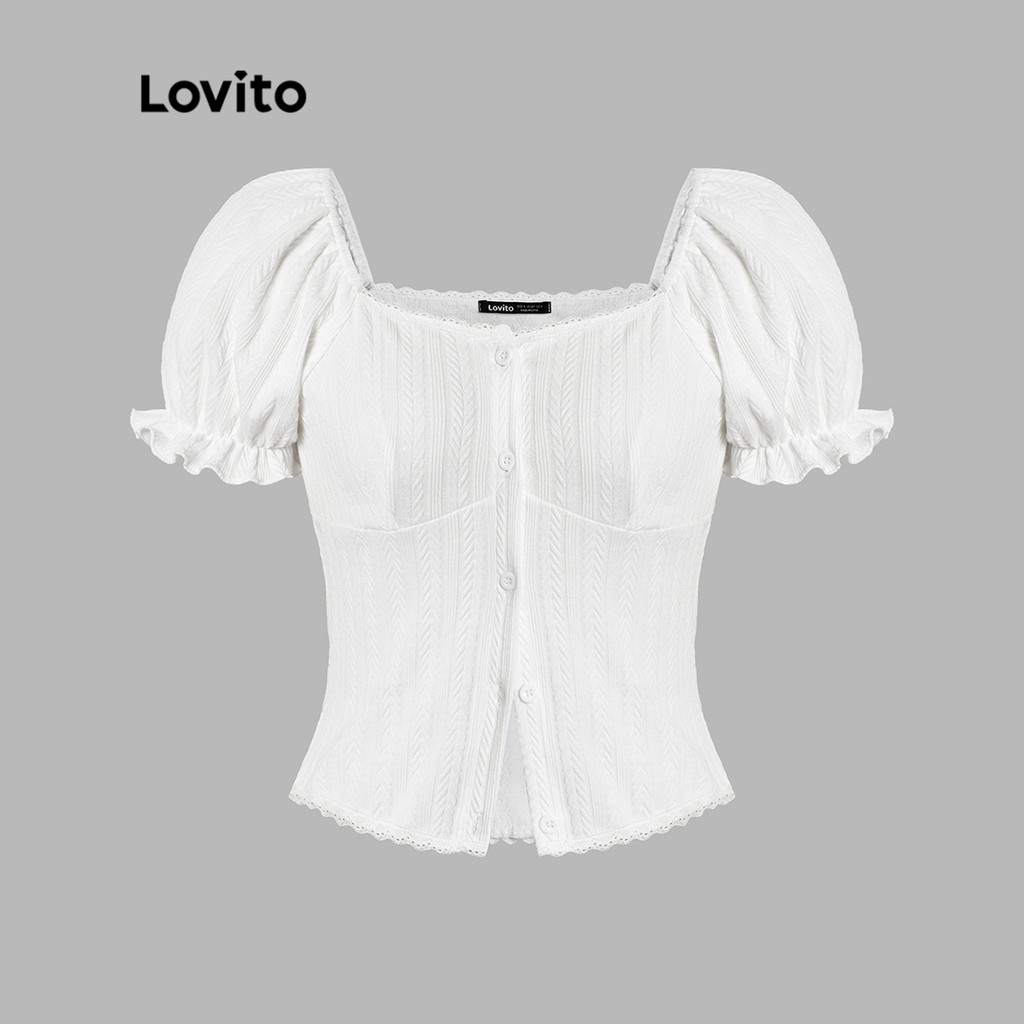 Lovito เสื้อเบลาส์ลำลองสีพื้น กระดุมหน้า ลูกไม้ แขนพอง ลายหัวใจสำหรับสตรี L45AD075(ออฟไวท์)