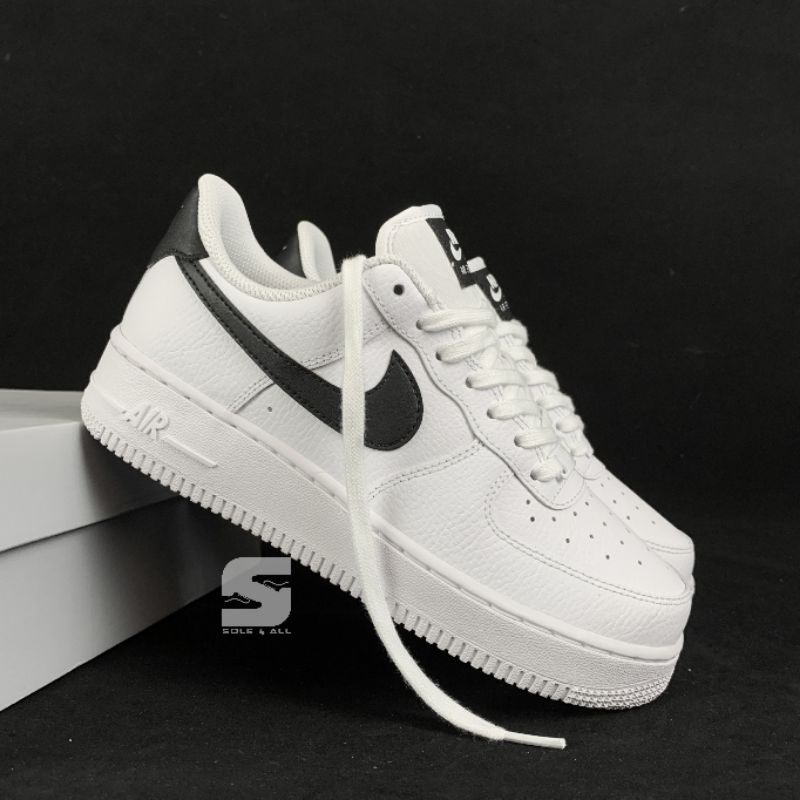 Nike Air Force 1 '07 สีขาว สีดำ