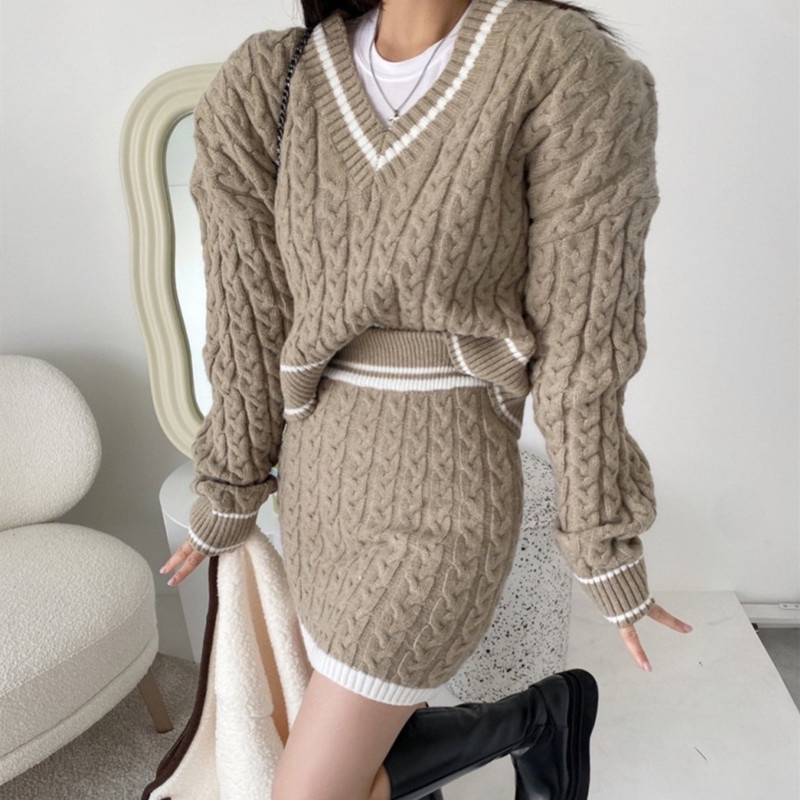 Suxi เสื้อกันหนาว คอวี แขนยาว กระโปรงสั้น ผ้าถัก เอวสูง สไตล์เรโทร เรียบง่าย แฟชั่นฤดูใบไม้ร่วง ฤดูหนาว สําหรับผู้หญิง 2 ชิ้น